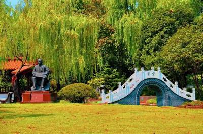 春在扬大美成诗 园林实业的诗意校园漫步